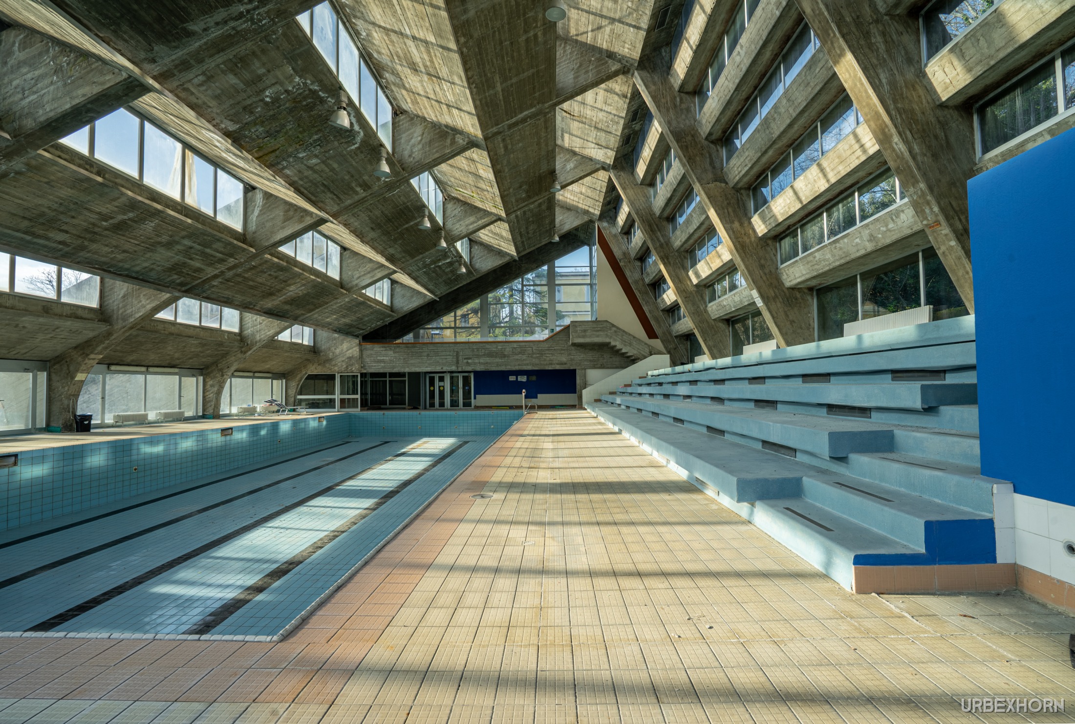 Anteprima di A Brutalist thermal pool