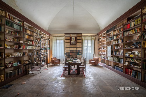 Foto 2 della galleria per The school bell has stopped ringing