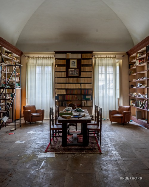 Foto 1 della galleria per The school bell has stopped ringing