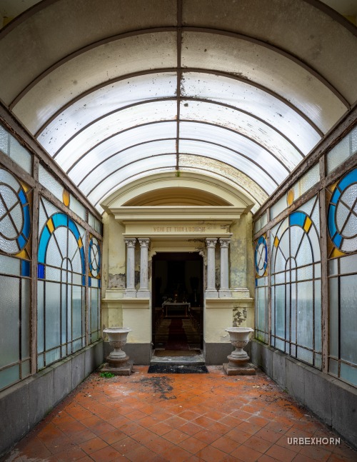 Foto 1 della galleria per I will only kneel before God