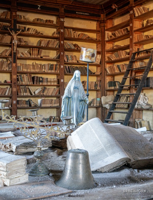 Foto 2 per Between the sacred and the profane