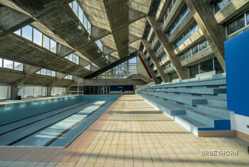 Foto 3 della galleria per A Brutalist thermal pool