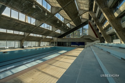 Foto 1 della galleria per A Brutalist thermal pool