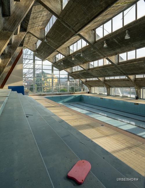 Foto 2 della galleria per A Brutalist thermal pool