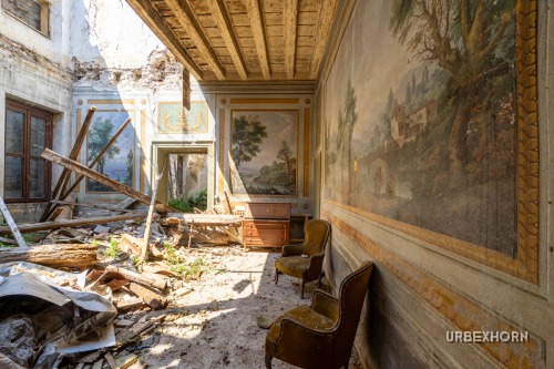 Foto 1 per Emotional collapse